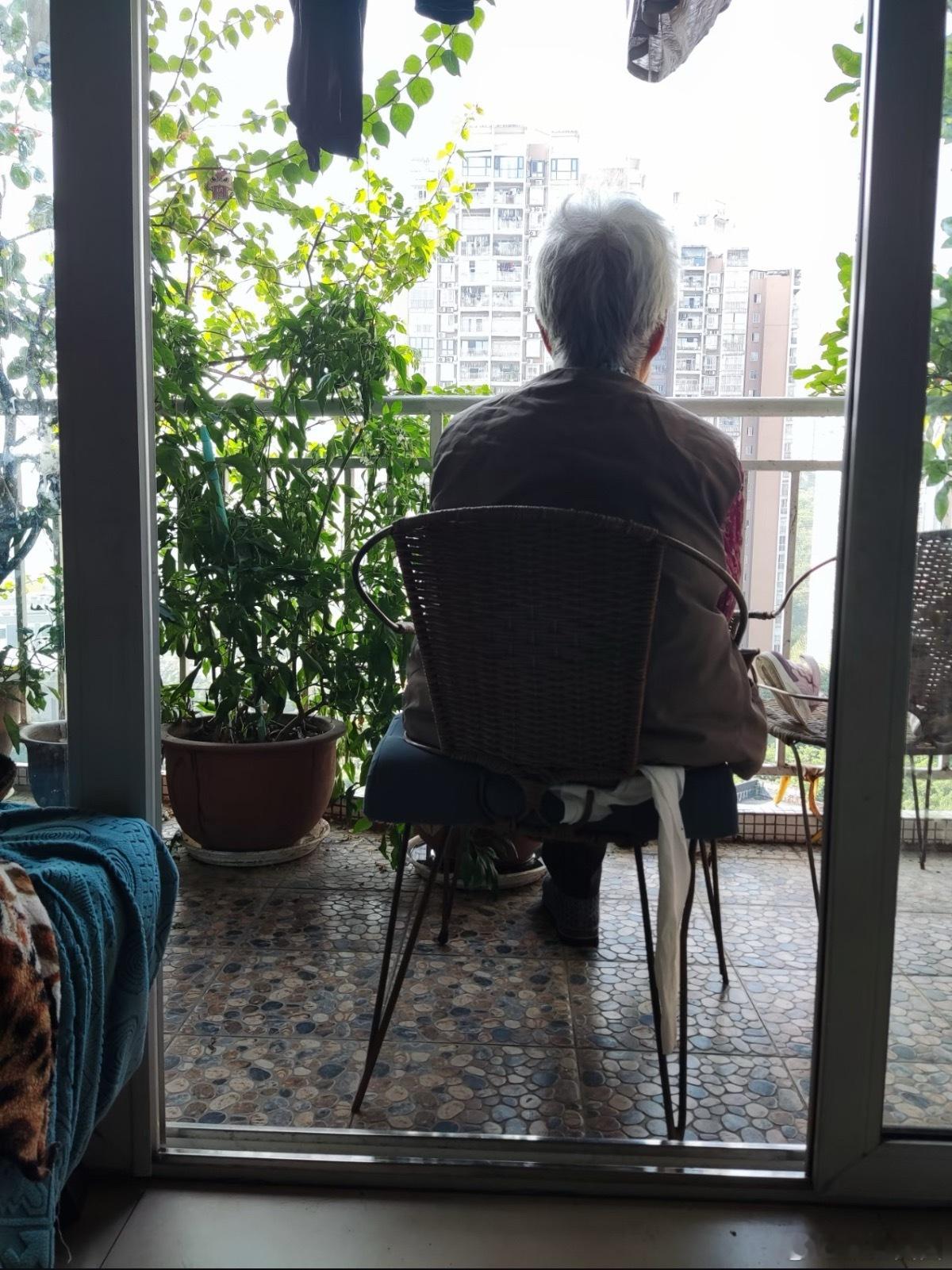 28年拒交社保的中年女人 攒下36万却越活越慌浙江富阳一位中年女子执拗不信社保体