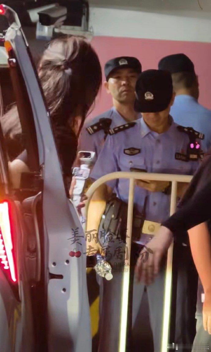 迪丽热巴在拍vlog了迪丽热巴钰珑杭州路演上班 迪丽热巴钰珑杭州路演上班，期待姐