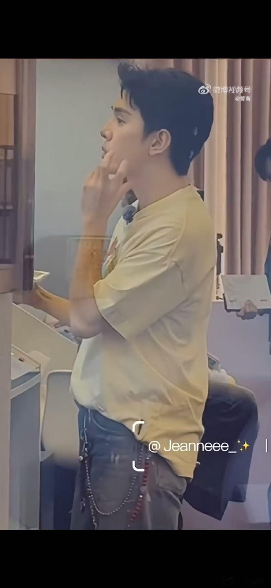 张予曦毕雯珺像在等李佳琦放学巴黎合伙人瞧瞧巴黎合伙人路透，李佳琦捧知识点背词超专