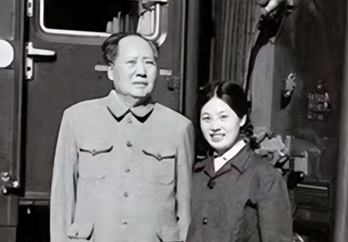 1974年，护士孟锦云正准备提醒毛主席吃药，刚走到卧室门口就听见了里面毛主席的争