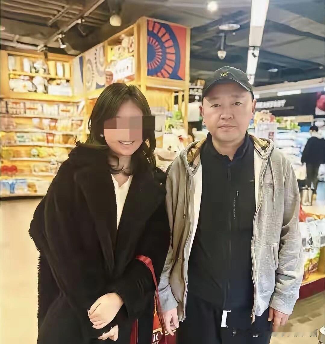 这是当年跟王皓一样帅气的一个乒乓球男神，如今身材发福，脸部发腮，老到认不出来了。