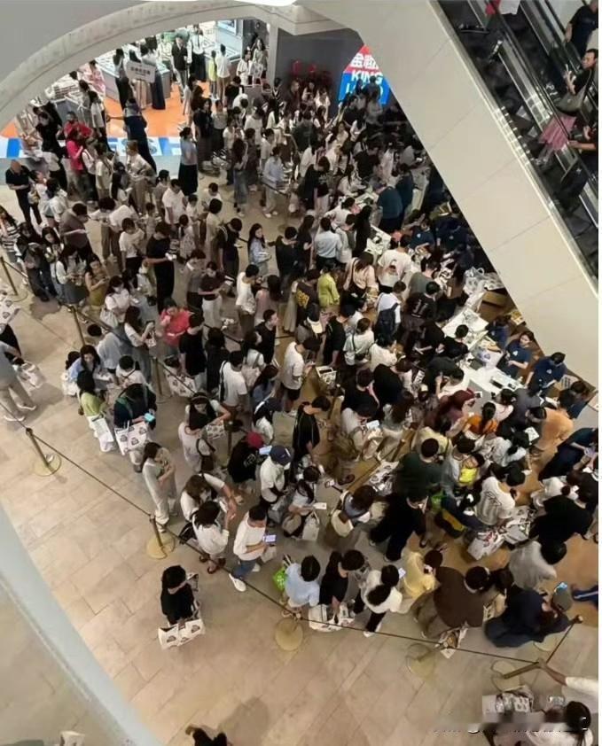 深圳布吉万象汇金粒门开业，门口排队的人流

查了下金粒门也是长沙的品牌，这和茶颜