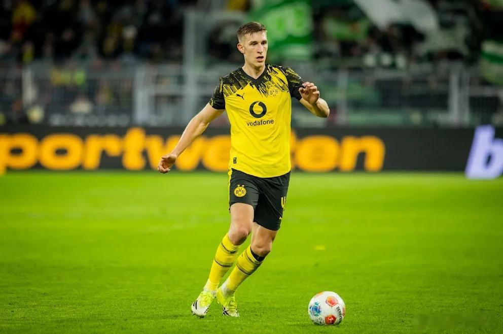 周三晚上，施洛特贝克经纪人和多特蒙德高层进行几个小时的交谈，讨论球员续约的事情。