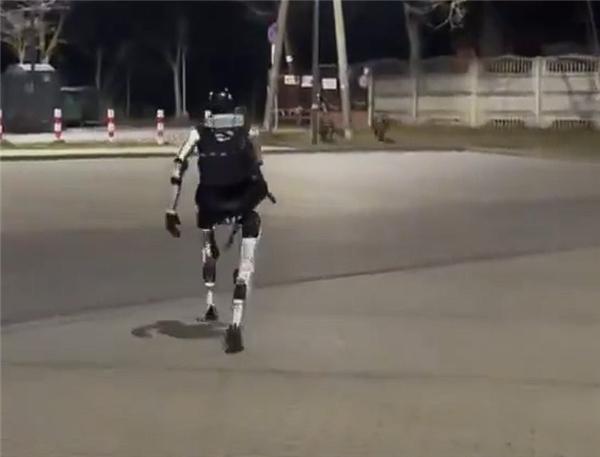 中国科技再次荣耀世界，机器人驱赶野猪历史首位。
 2026年4月13日，中国杭州