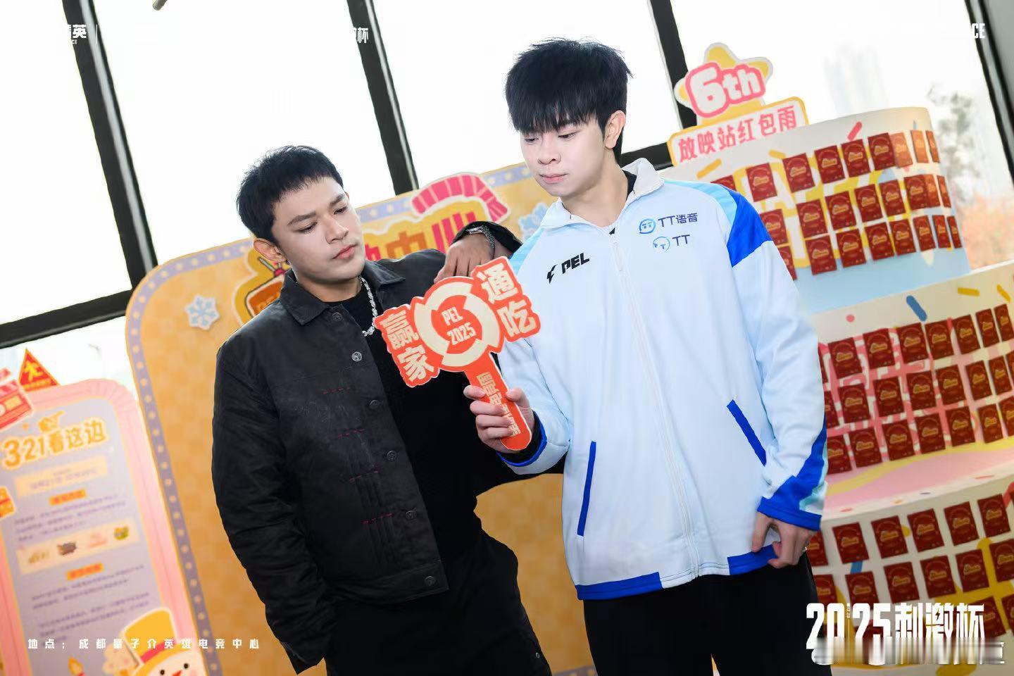 墨镜一戴，星光自来！黄旭 空降TT战队应援现场，手持「THUNDER TALK」