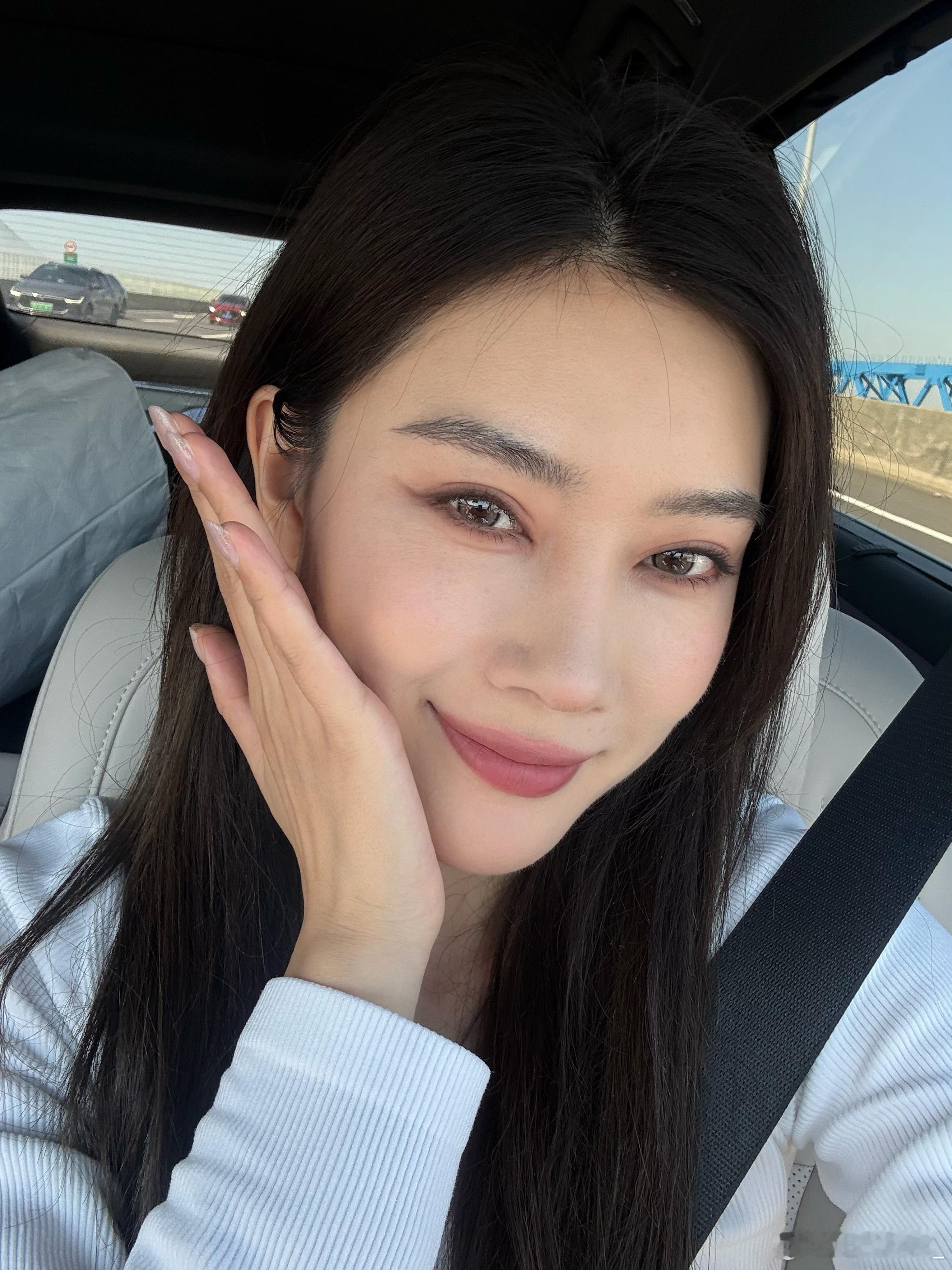 mia的plog时刻 虽然知道大家都不想上班……但还是复工快乐上班路上撸妆，还算