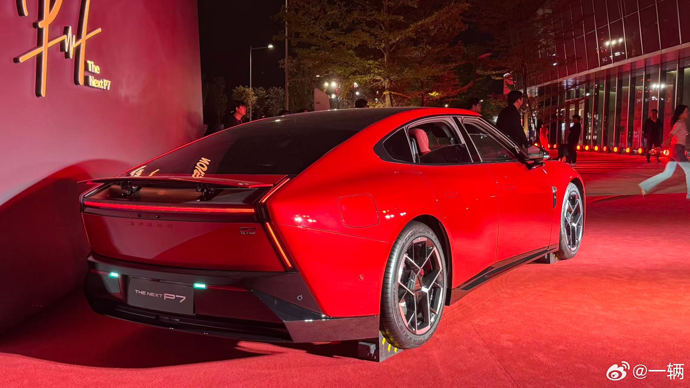 这台大红色的小鹏P7挺好看的加点金色点缀，春节推特别版就很适合拜年了❤️ 