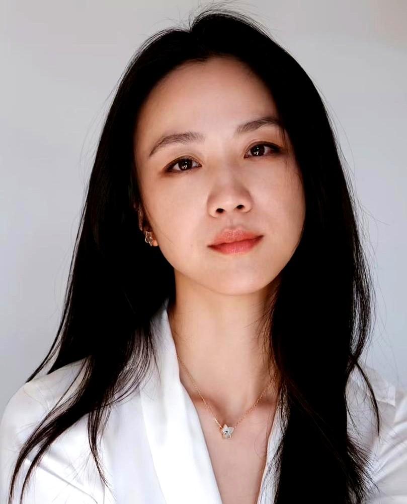 都说女人46岁是道坎，汤唯却活成了例外。

最近官宣怀二胎，说是“大大的意外”，