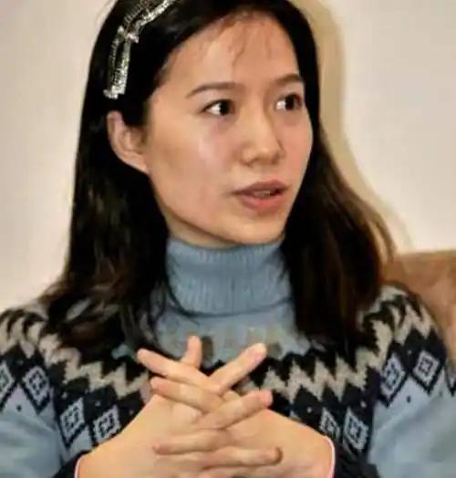 杨振宁离世后，翁帆搬离清华别墅，带走的34箱手稿、信件等，是她最珍视的“财产”。