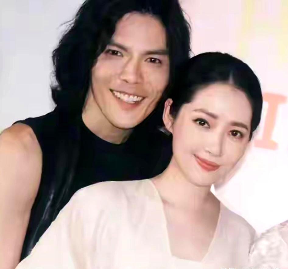 向佐就是自尊心很强，好胜心太强，没他父母那个实力，拼命想证明自己。
向太总在前面