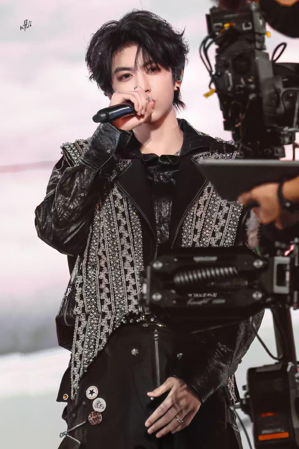 张桂源  09年185➕ 实力颜值身材样样能打 舞台王者 领导超强