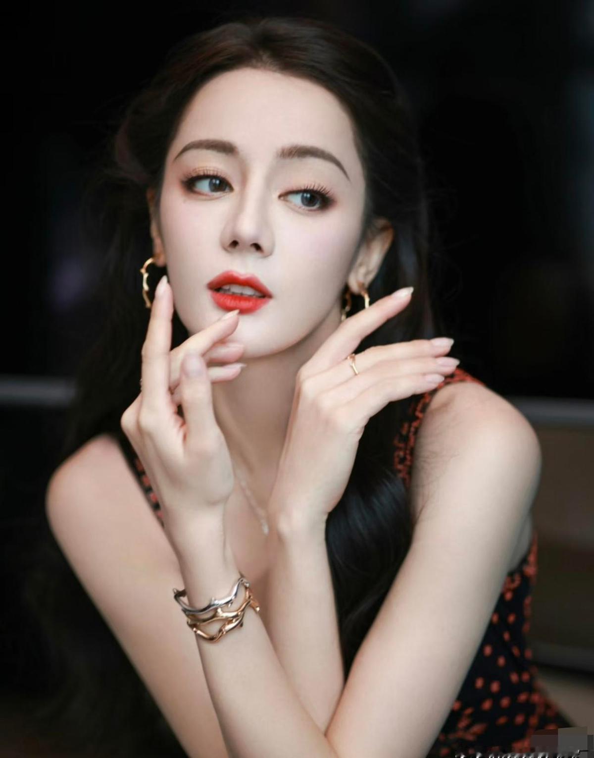 迪丽热巴这两天的生图简直让人不敢认，曾经内娱公认的“颜霸”怎么突然肿成了“发面馒