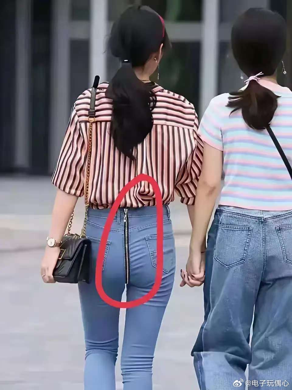 街头偶遇“反向拉链”牛仔裤，这设计谁看了不愣三秒！ 