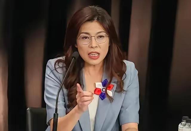 郑丽文的政治手腕非常高明，变不利为有利，直至控制了全局。

选党主席时，郑丽文曾