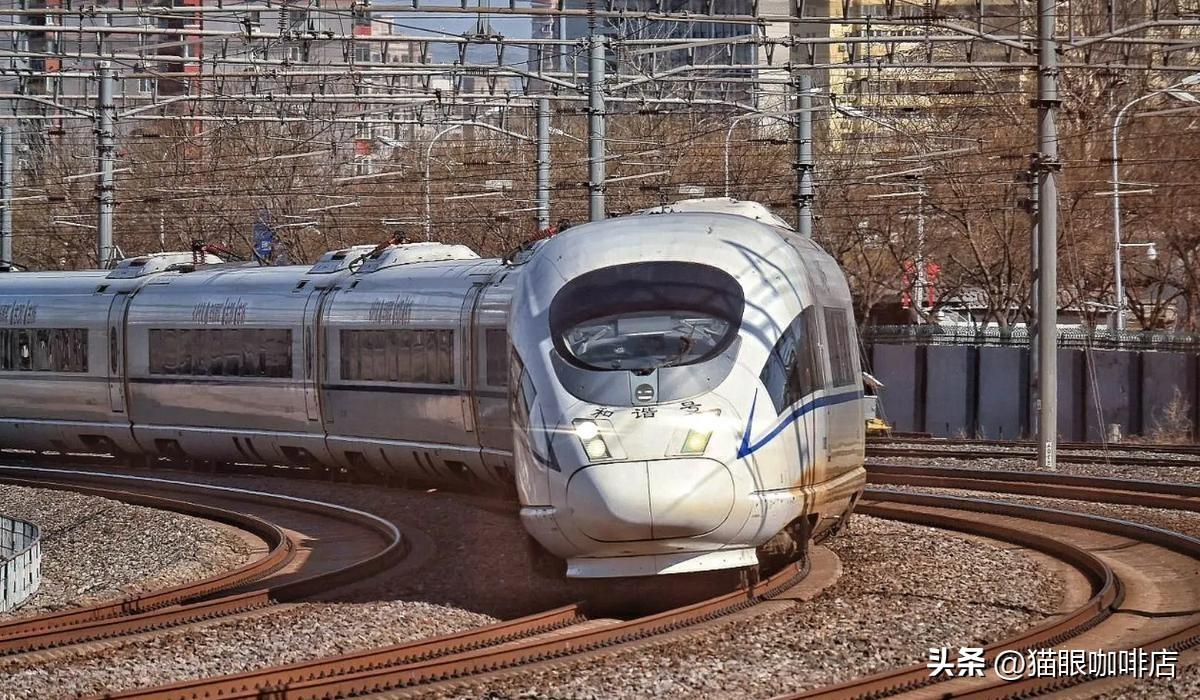 广园客运站关了门，但开往珠海的大巴车反而被抢光了座位。33块钱一张票，从深圳南山