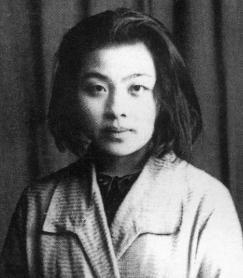 三人同居你敢信吗？1928年，才女丁玲同时爱上了两个男人，并提出了三人同居。如此