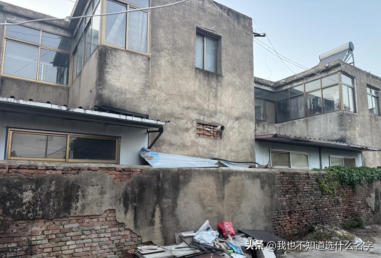 邻居家的彩钢瓦伸到了我们家院子，求支招
老家的房子常年没人住，这次回家发现围墙水