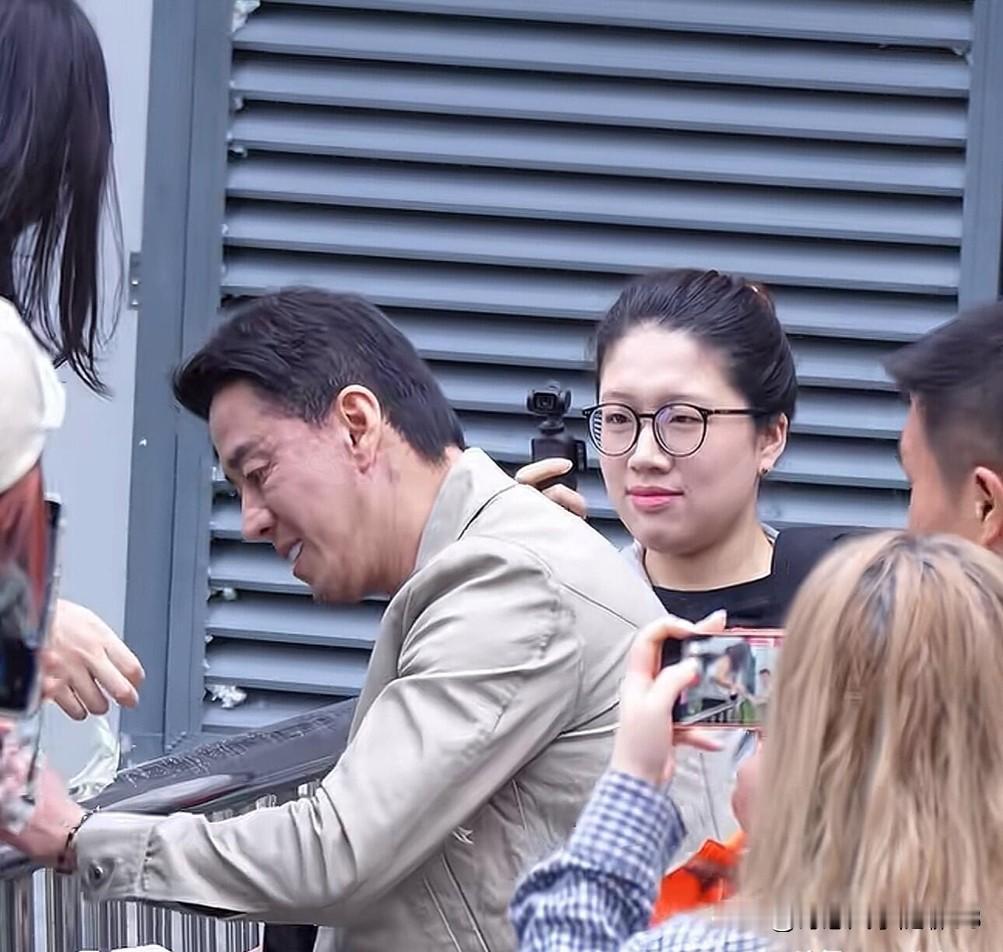 这位男明星好低调，他本人比较温和，性格大方，在认真帮粉丝签字，不化妆，不穿的花里