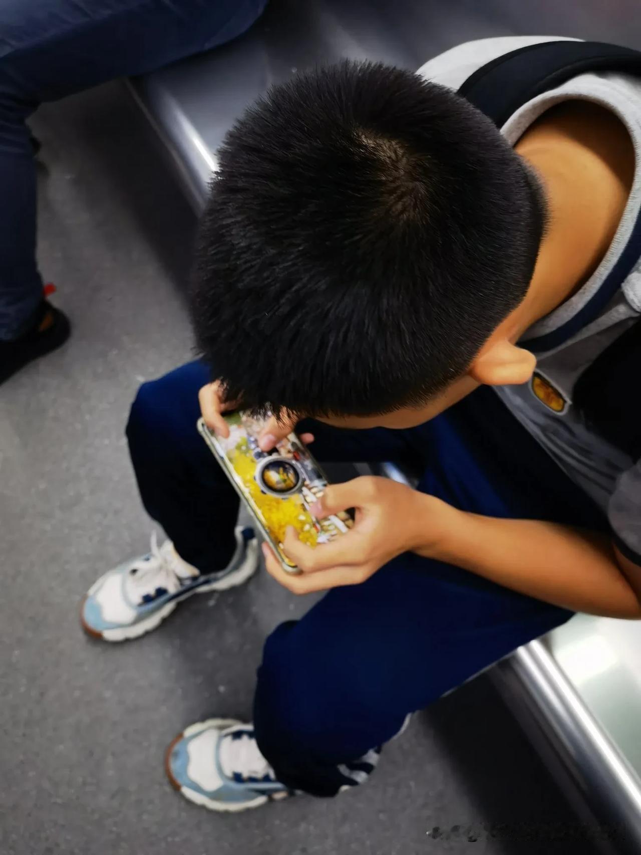 学习有如此投入的话，父母可能不会说什么吧！
        在地铁上，看到一下小
