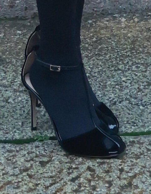 白鹿周边 白鹿黑色抹胸裙 黑色裤袜大长腿 黑色半包细高跟