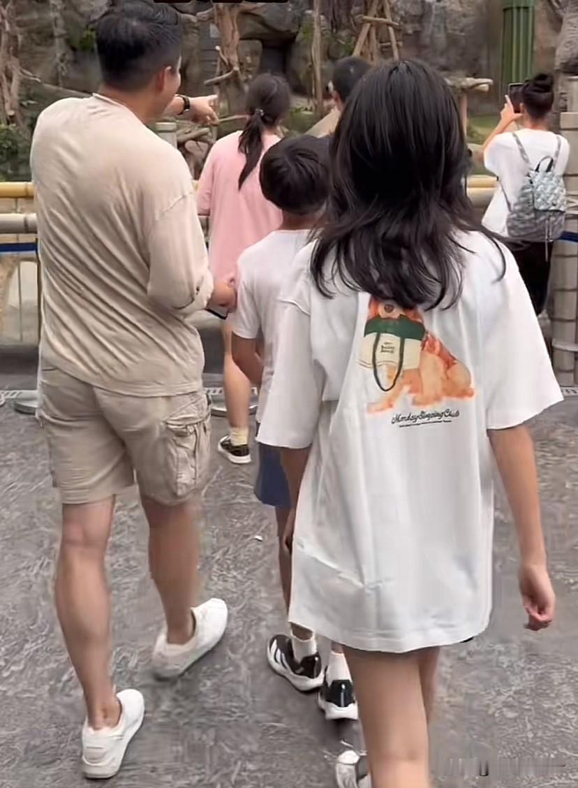 一家三口香港游，姐姐弟弟都长高了很多，姐姐剪了短了头发，很绝很适合她，从背后看弟