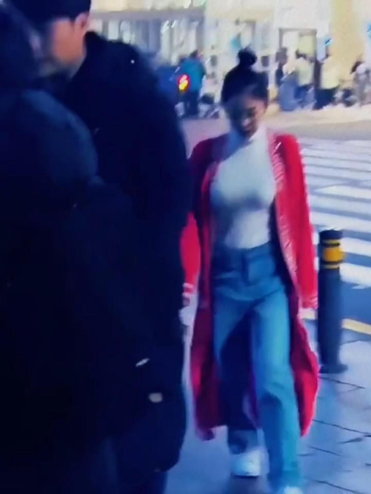 20出头的金珍妮还没走性感路线！ 金珍妮jennie 你才是镜头焦点 红衣服杀疯