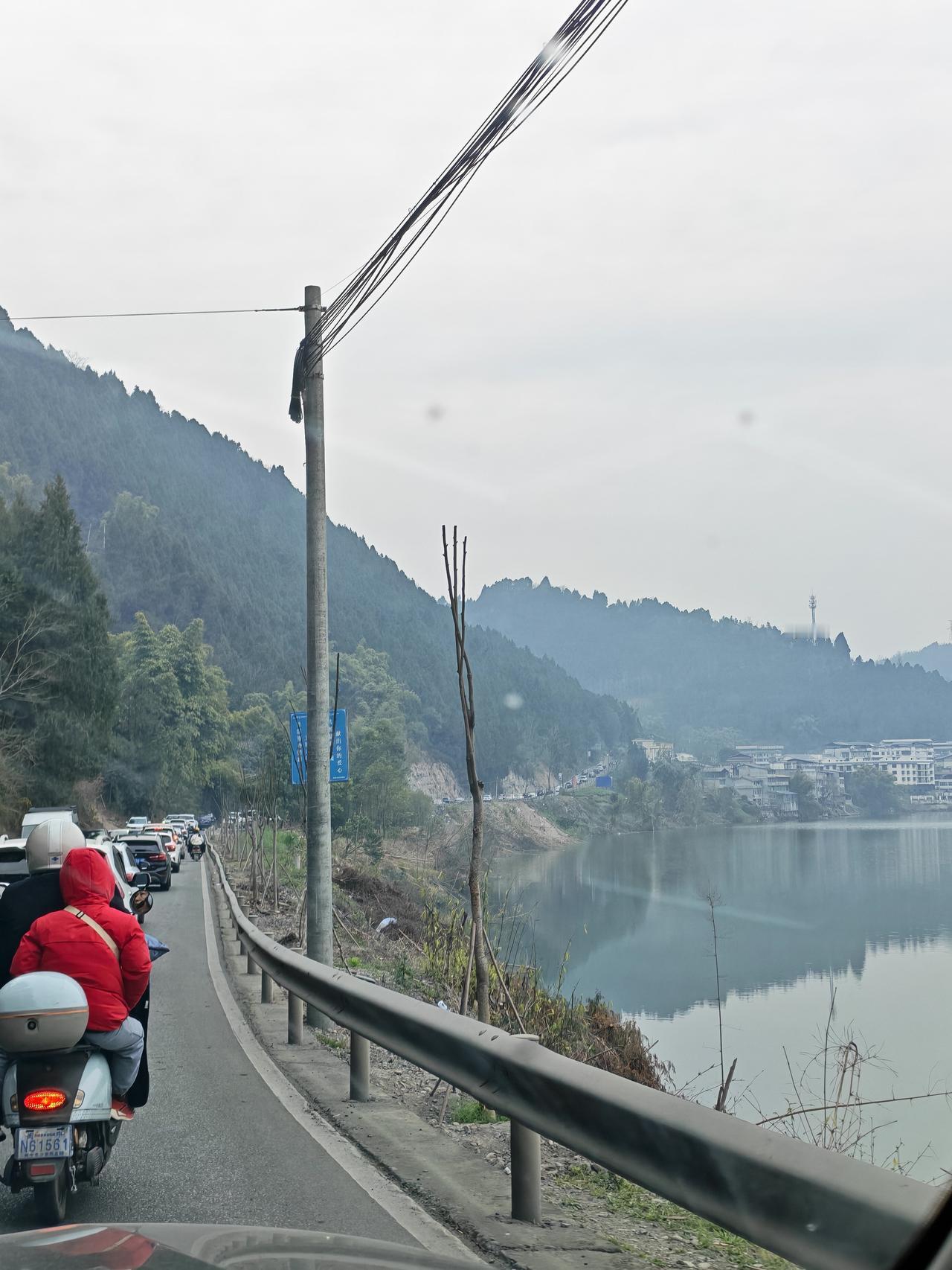 今天回阆中乡下，早上从南充出发一路高速不拥堵。给网友送了猫猫到巴巴寺，然后就回老