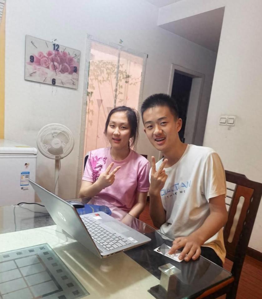 四川绵阳这对龙凤胎火了，查分现场简直是大型“凡尔赛”现场。妹妹罗子淇考了753分