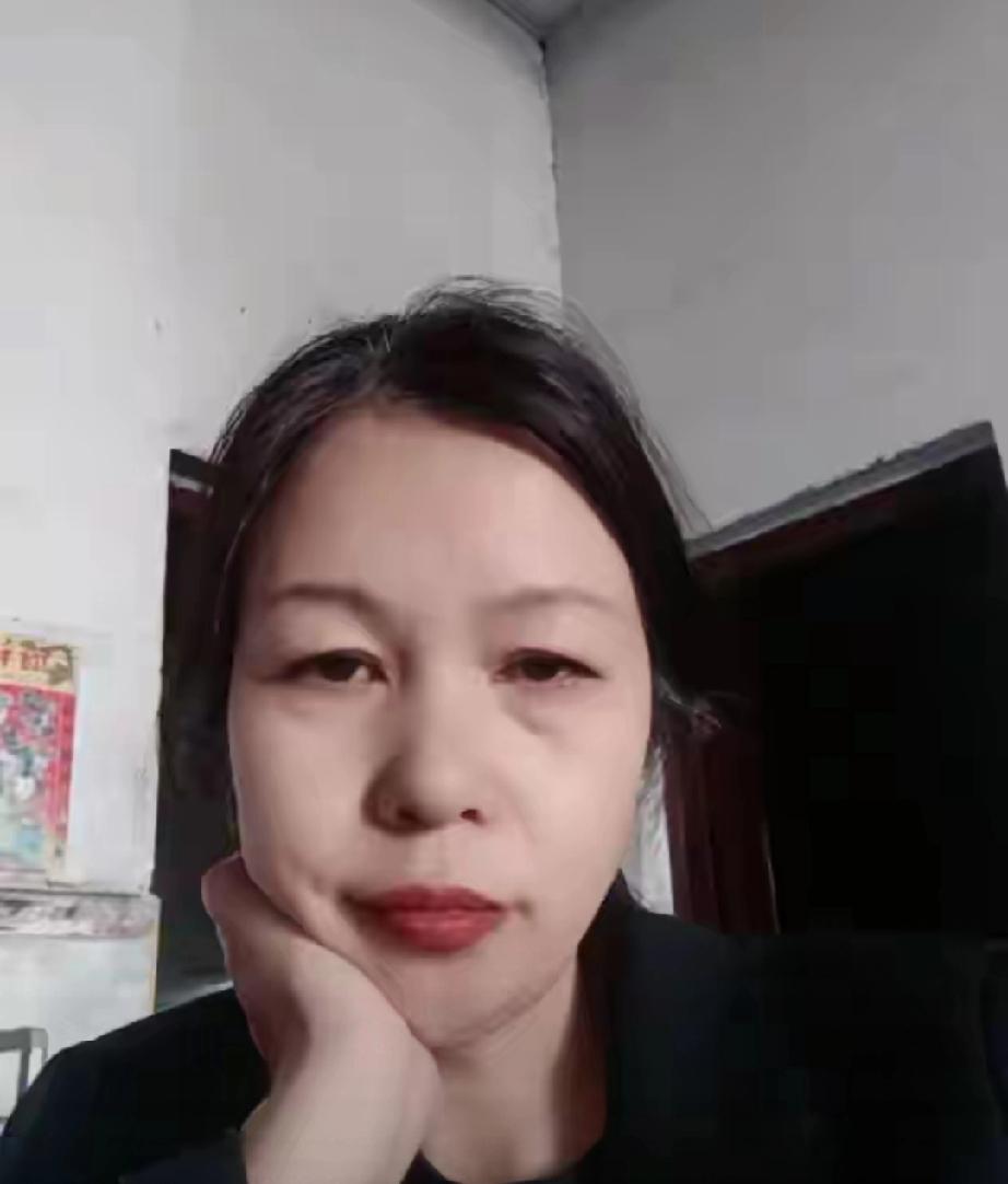 凌晨4点起来做的200个包子，到校门口去卖，结果今天学校放假，正当我想到别处去卖