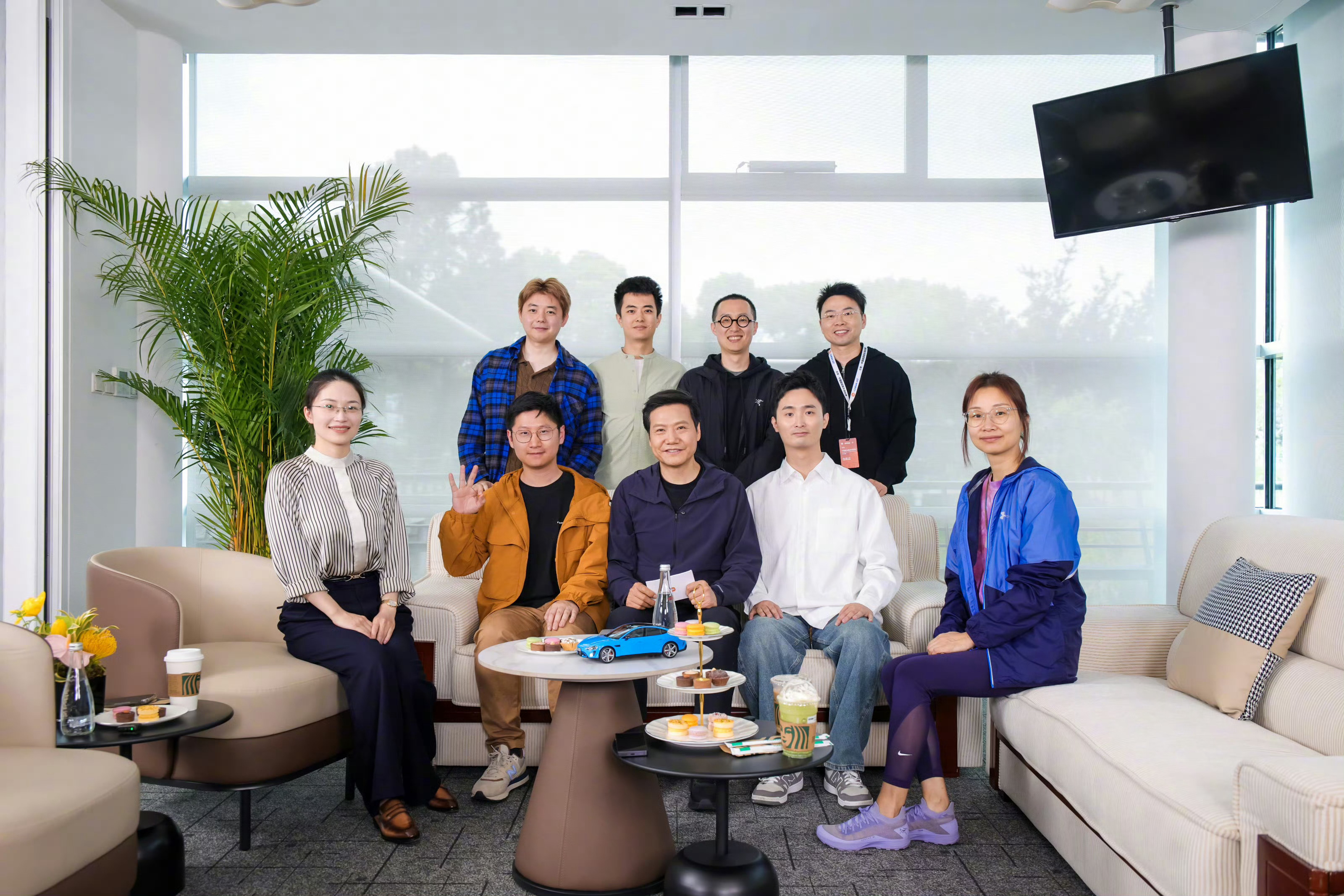 欧哥明年也买小米汽车，我也想和雷总合影