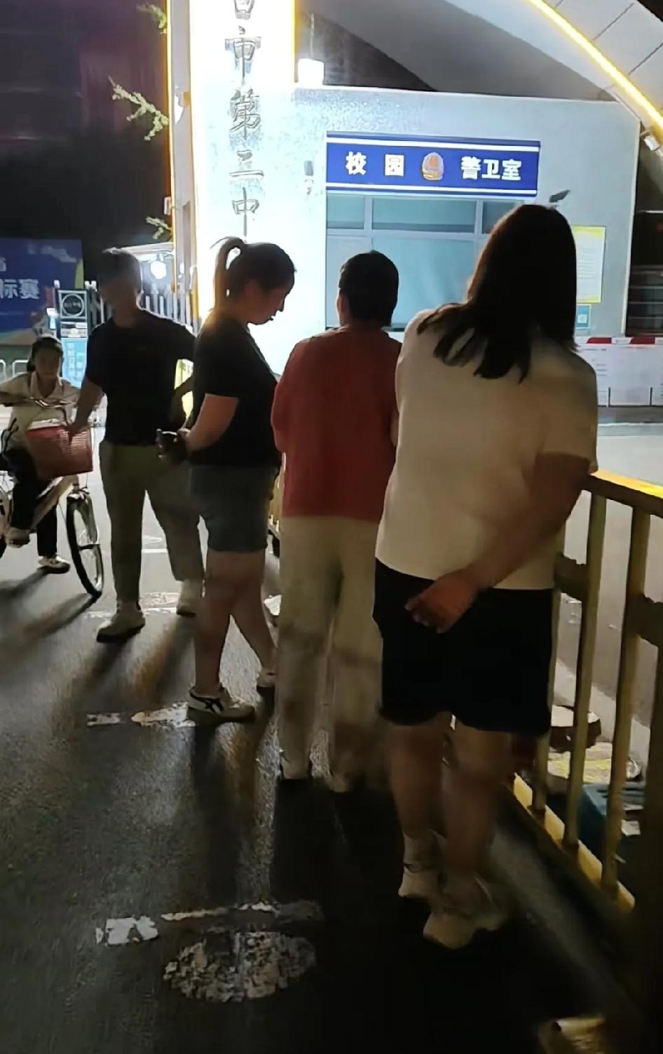 🎓 邢台二中、太行中学门口的那一夜排队，真的值得吗？

昨晚，邢台市二中门口、