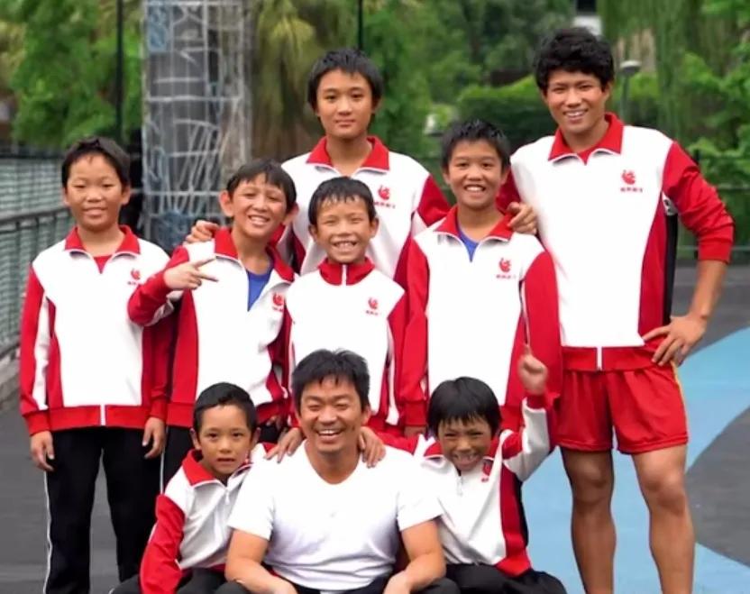 《八角笼中》是由王宝强执导，王宝强、七七联合编剧，王宝强、陈永胜、史彭元、王迅等