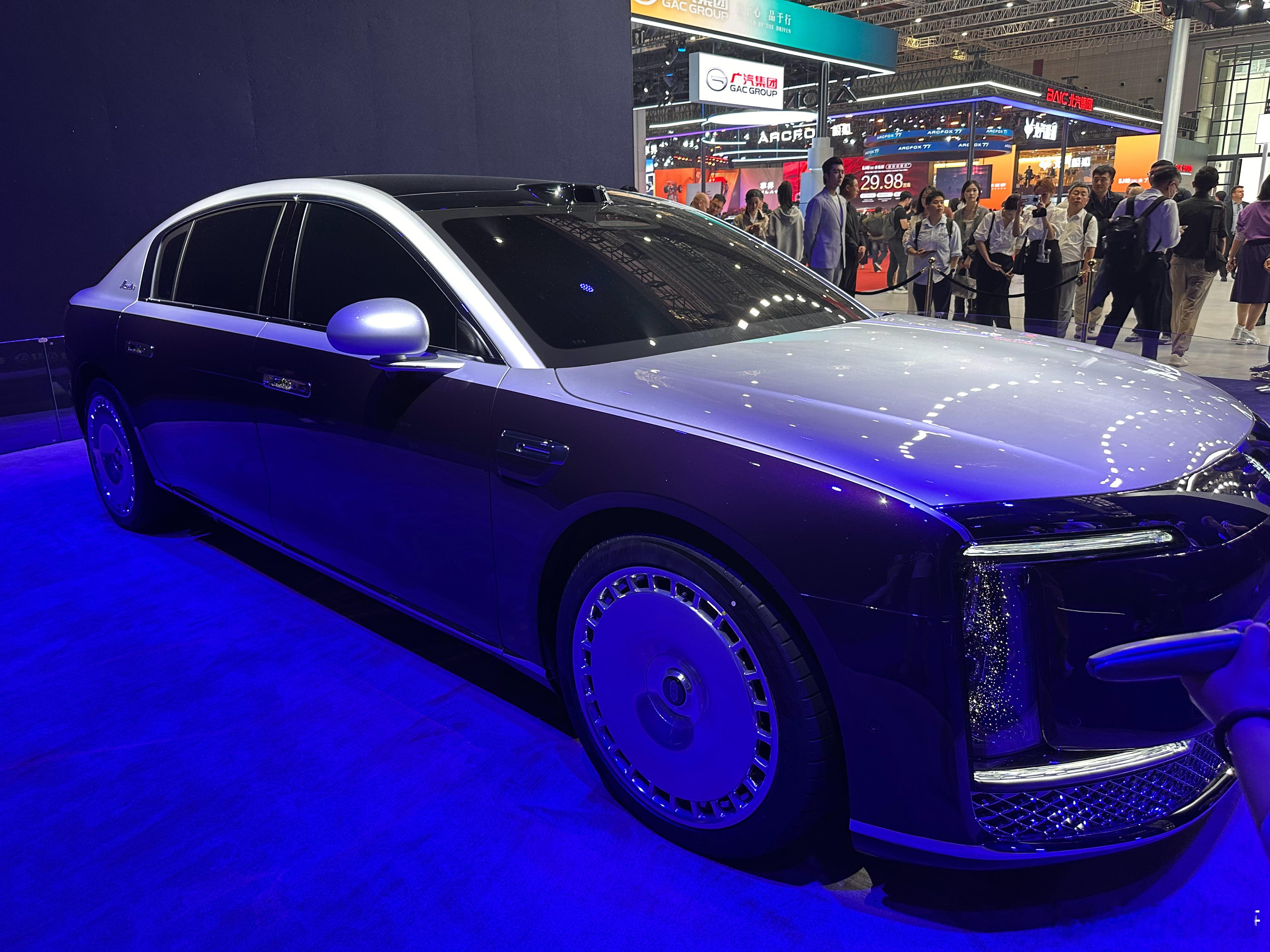 尊界s800实车，还是不让看内饰。实车看上去确实气势拉满，应该也是第一个支持商用