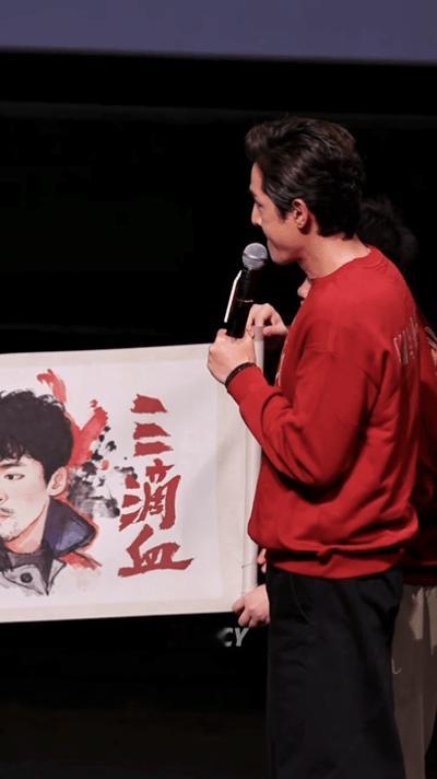 粉丝耗时十多天准备的礼物，把胡歌的演艺生涯浓缩成一幅长卷，直接给他整不会了 这一