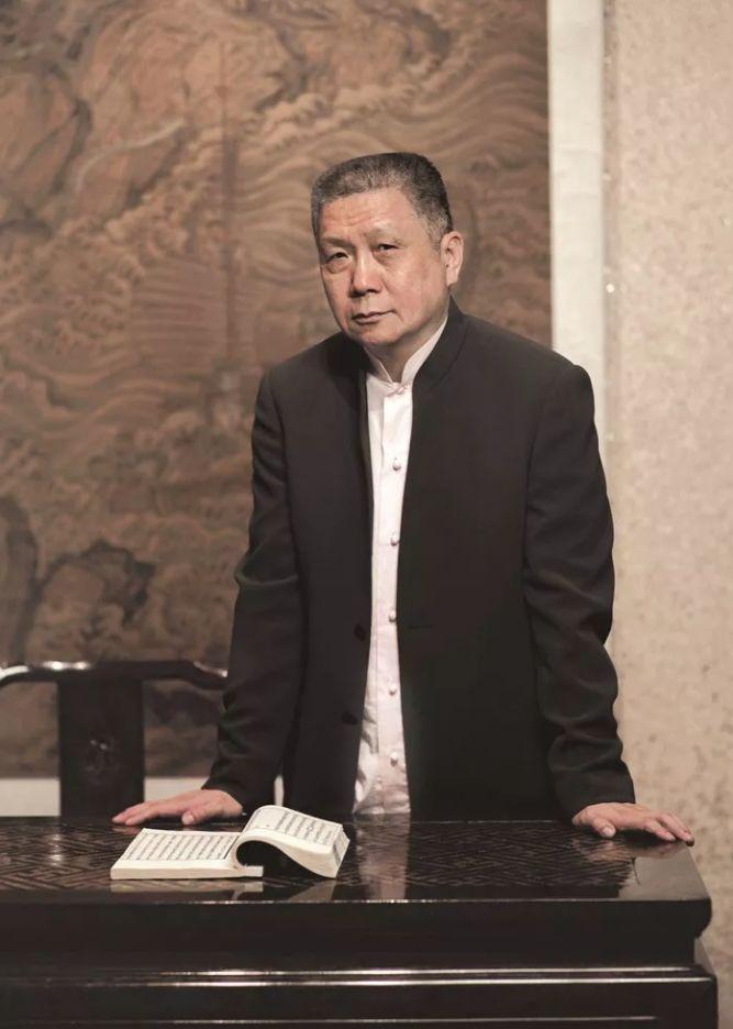2004年，马未都请人修缮一把黄花梨木椅子。结算时，老木匠收他1万的修理费，马未
