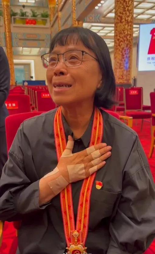 张桂梅：贴满膏药的手在黑板上写下“我生来就是高山而非溪流”，台下100多个女孩齐