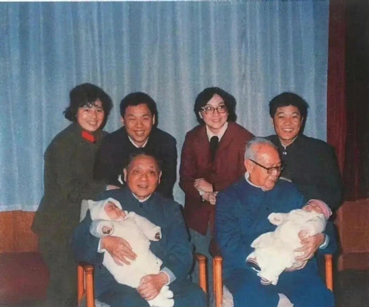 1977，邓叶互抱对方孙儿，哥俩好啊。 ​ ​​​