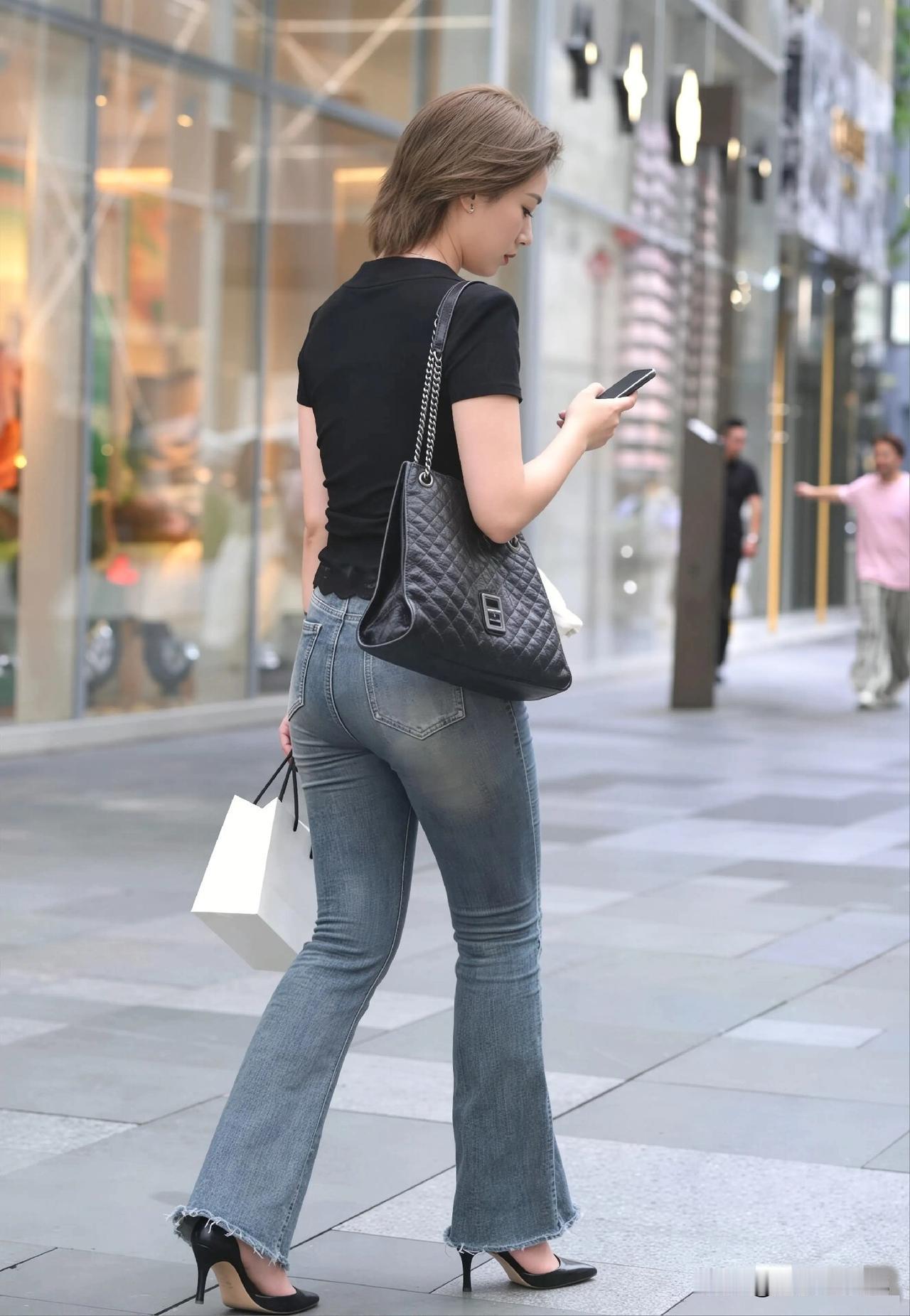 黑T恤+微喇裤，梨形身材的显瘦搭配


梨形身材以前总想着“遮”，后来发现，遮太