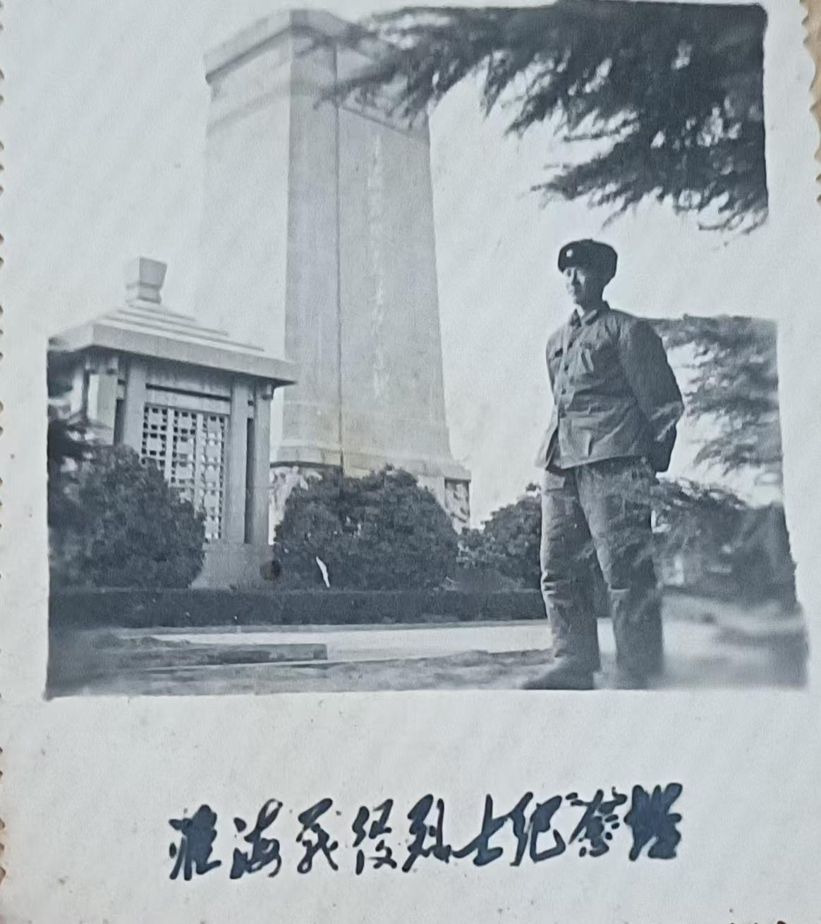 45年前，营房附近的爱国主义教育基地，成了新兵们拍摄照片，清明祭扫首选之地。
1