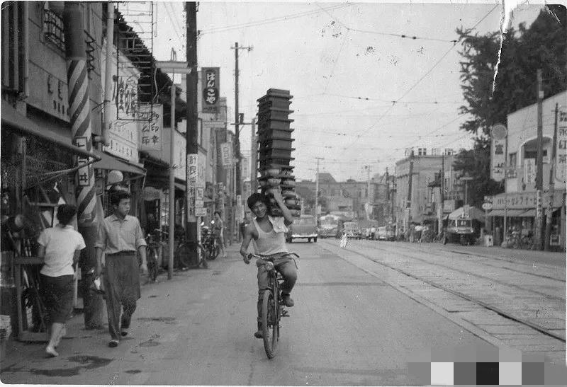 1936年，东京的城市极为繁华，外卖小哥成为了城市里一道独特的风景线。

踏着清