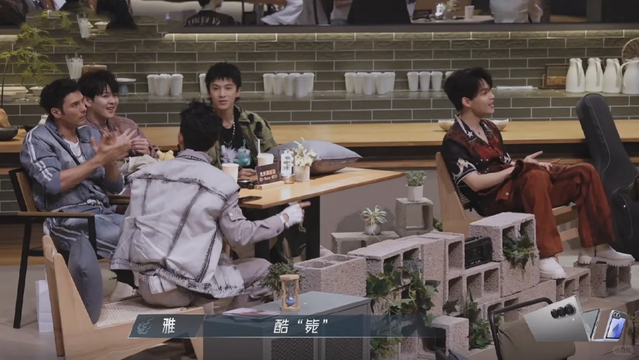从陪看能看出来，哥哥们喜欢的是哪几个舞台 	 从哥哥们看现场演出的反应...