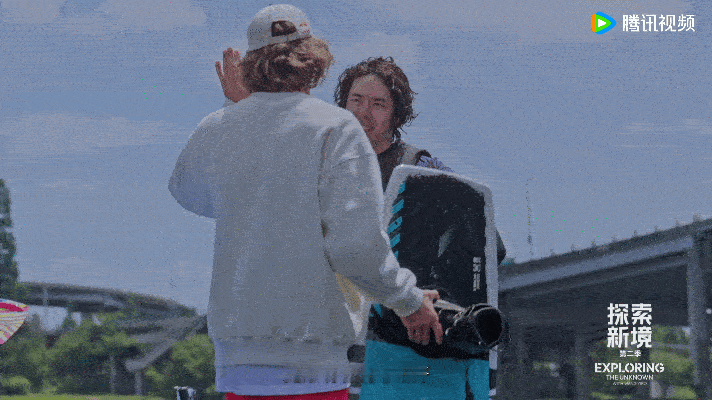 有一种速度叫王一博速度 王一博在尾波滑水上的表现真是令人惊叹！他不仅学得快，而且