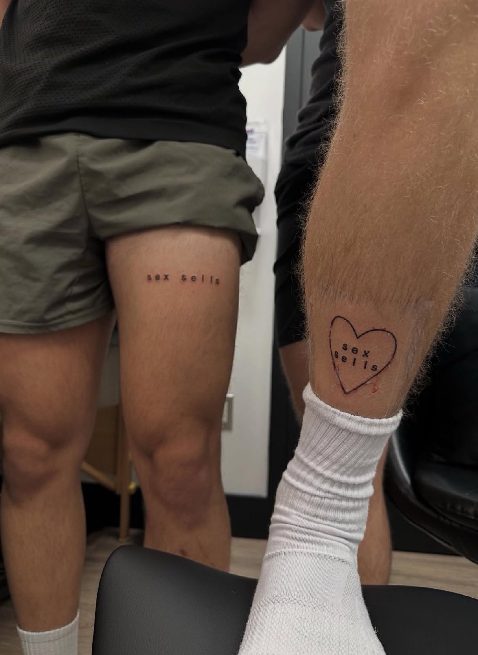 巅峰对决俩人情侣纹身真会卖，看的人少可能颜值差点但演技绝对吊打 