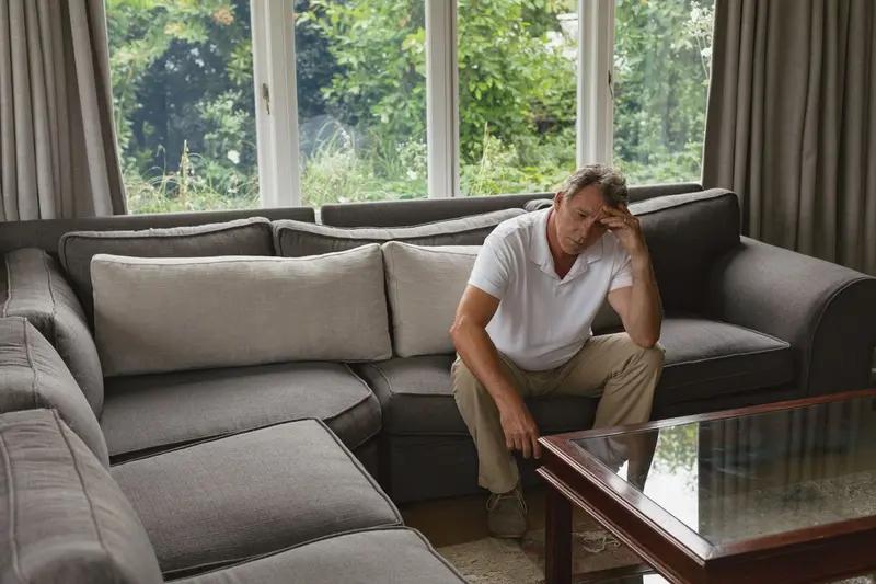 中年人的压力就像一张密不透风的网。家庭方面，赡养父母和教育子女的责任重大。父母年