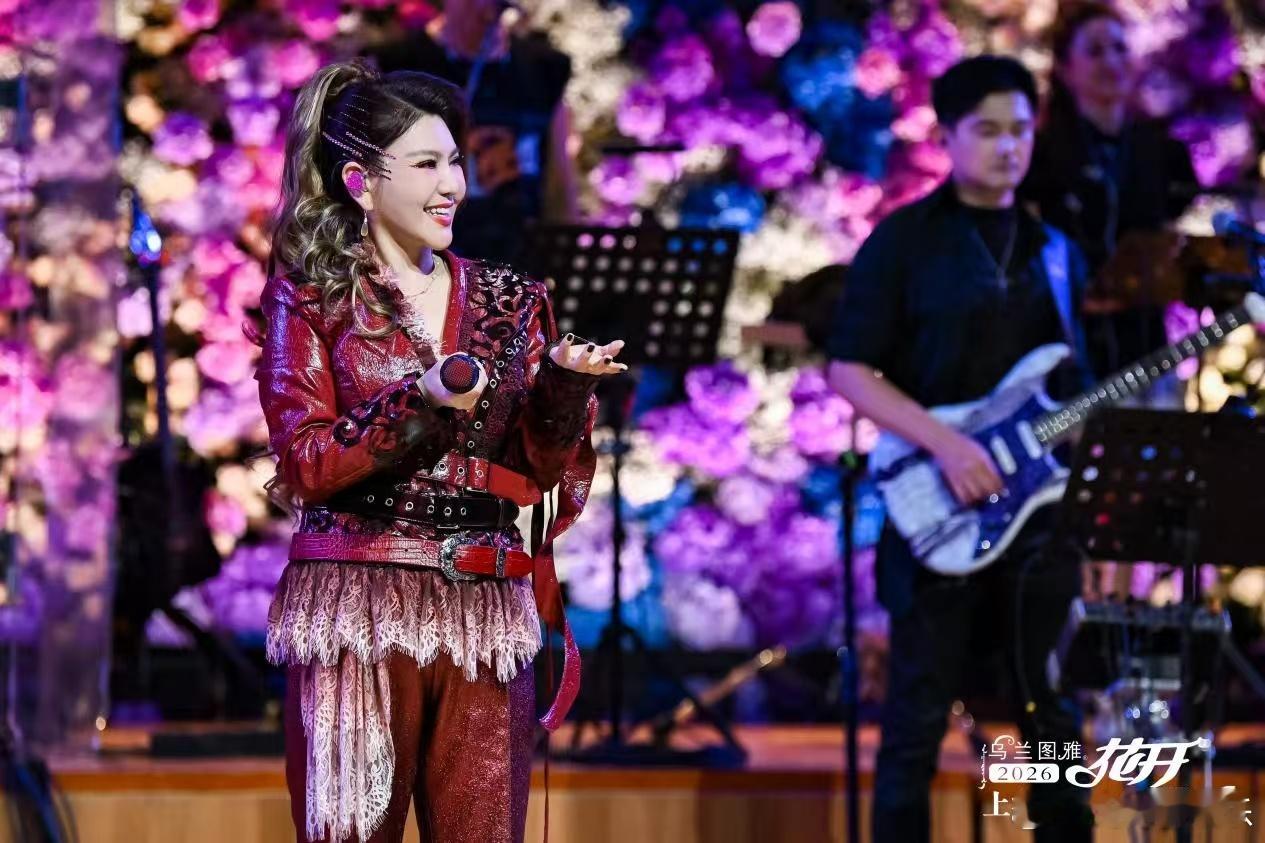 乌兰图雅花开四季演唱会✨乌兰图雅“花开四季”上海演唱会燃情绽放，经典曲目轮番唱响