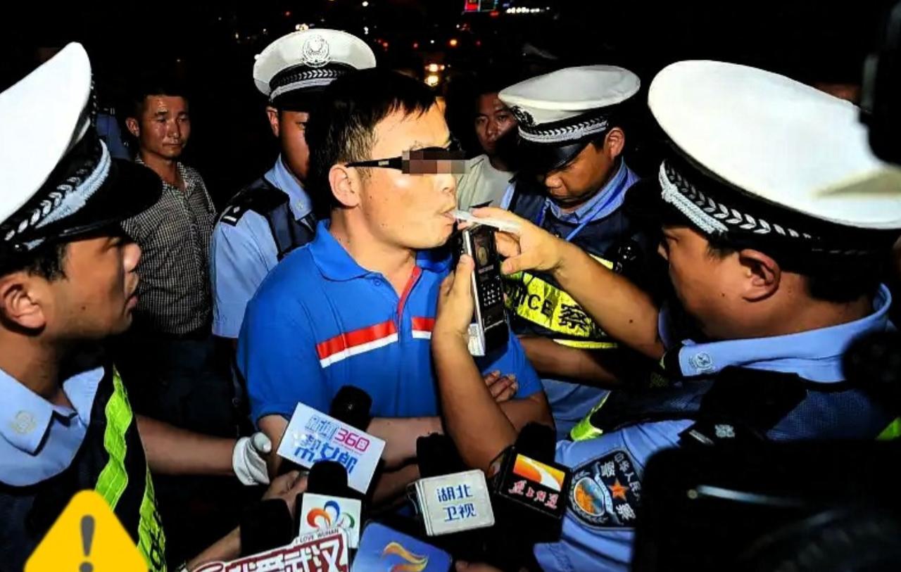安徽一男子酒驾被交警拦下，吹气前不慌不忙掏出一张卡片递过去。交警一看，上面写着：