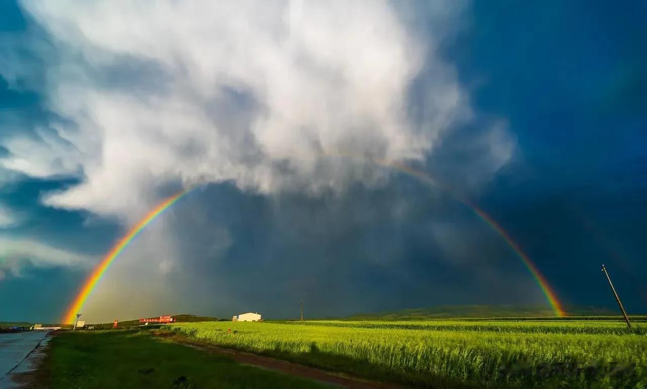 #00后因爱看天气预报成风暴摄影师# 
刘屹靖出生于江西南昌，00后风暴摄影师，