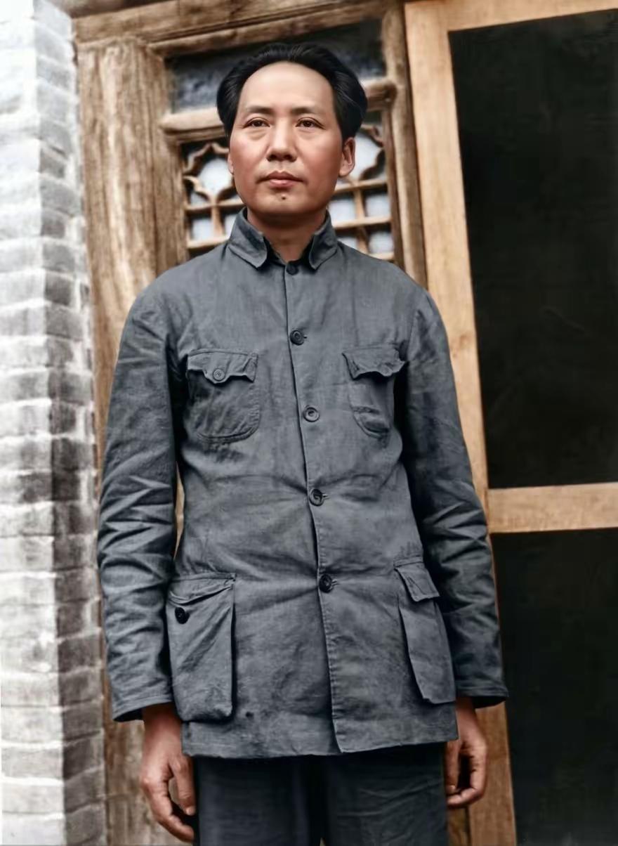 1936年，毛主席衣着朴素眼神坚定地站在窑洞前，让我们感受到领袖的非凡人格。