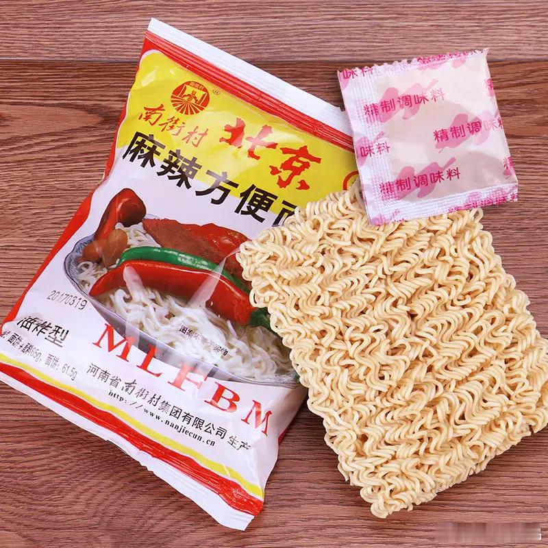 #曾经很火但消失了的童年零食#印象最深的就是80年代的方便面，当时吃的北京大红门