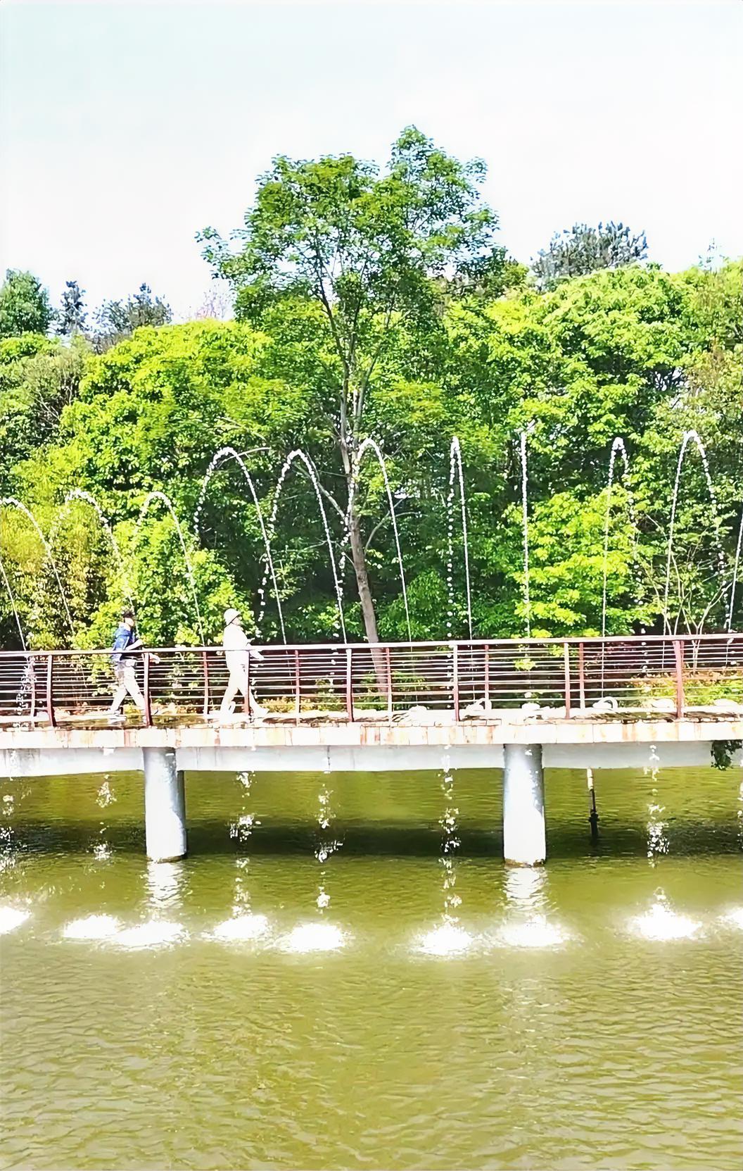 和战友一起去信阳旅游，在信阳南湾湖风景区随手拍几张照片，与大家共同分享美好时光。